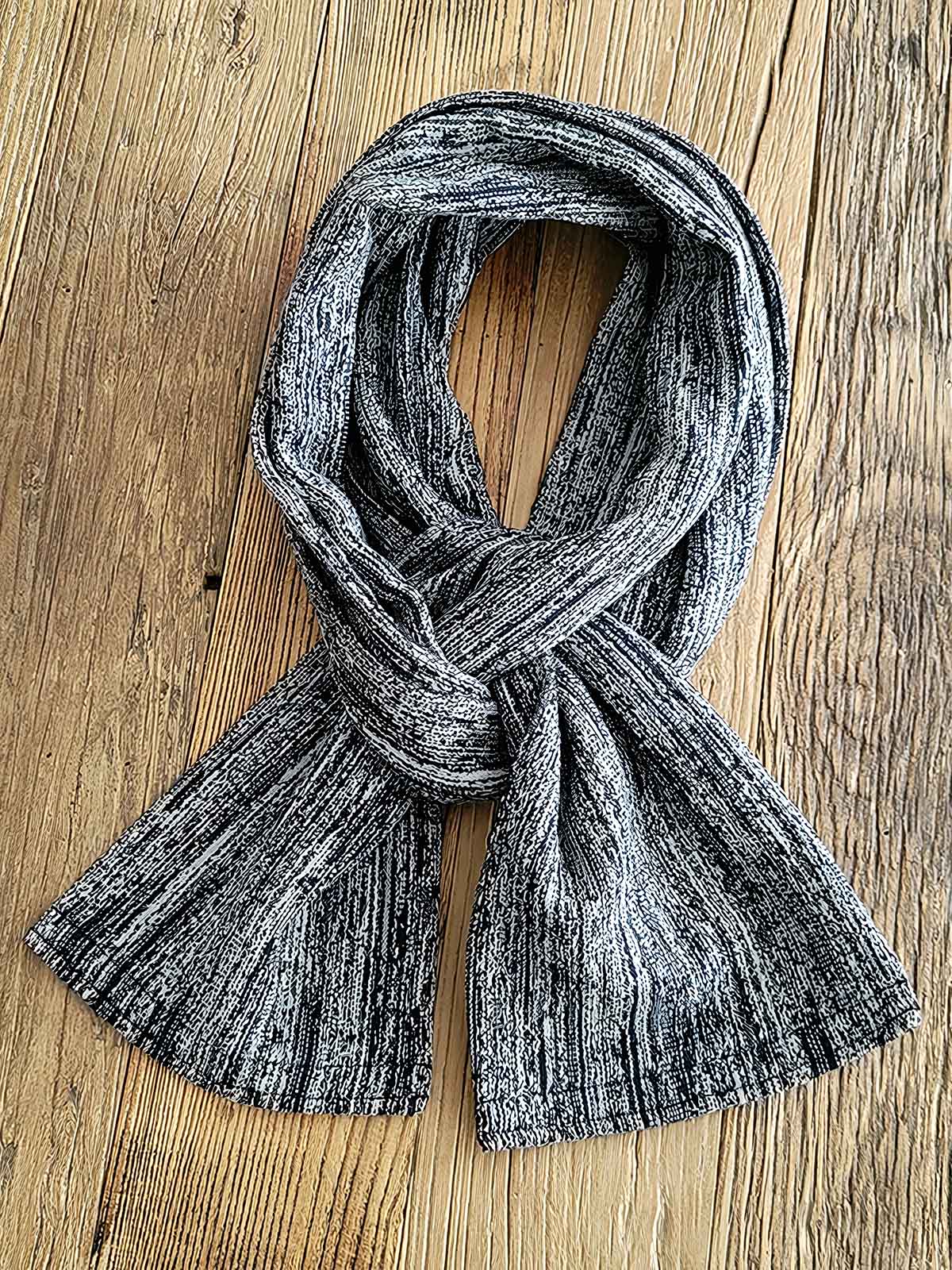 製品画像:
全体展示: 「ブルー&ホワイト織りヴィンテージ風民族風マフラー」全体の外観。ヴィンテージ感のある民族風デザインで、柔らかな素材感と色合いが特徴のマフラーです。
詳細画像:
織りデザインのアップ: マフラーのブルー&ホワイトの織り模様の詳細。民族風のパターンがしっかりと際立っており、手触りと織りのテクスチャーがわかる拡大図。