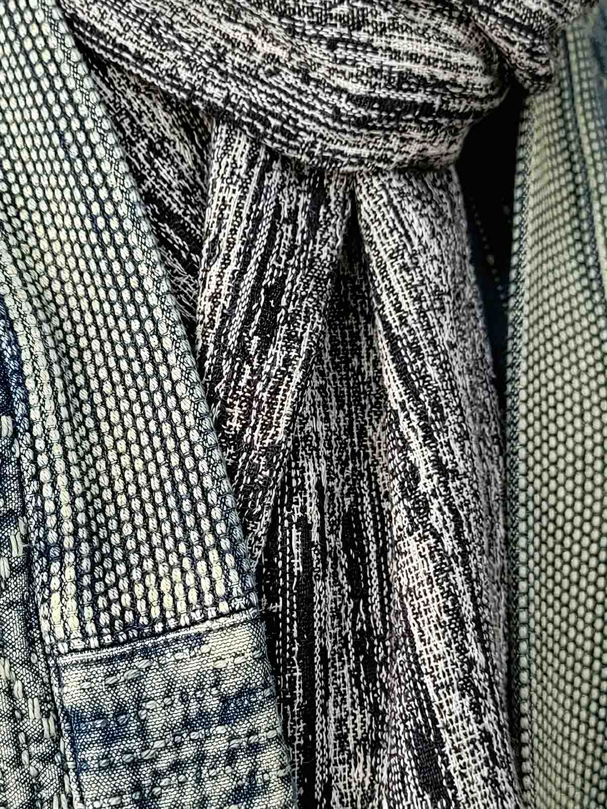 製品画像:
全体展示: 「ブルー&ホワイト織りヴィンテージ風民族風マフラー」全体の外観。ヴィンテージ感のある民族風デザインで、柔らかな素材感と色合いが特徴のマフラーです。
詳細画像:
織りデザインのアップ: マフラーのブルー&ホワイトの織り模様の詳細。民族風のパターンがしっかりと際立っており、手触りと織りのテクスチャーがわかる拡大図。