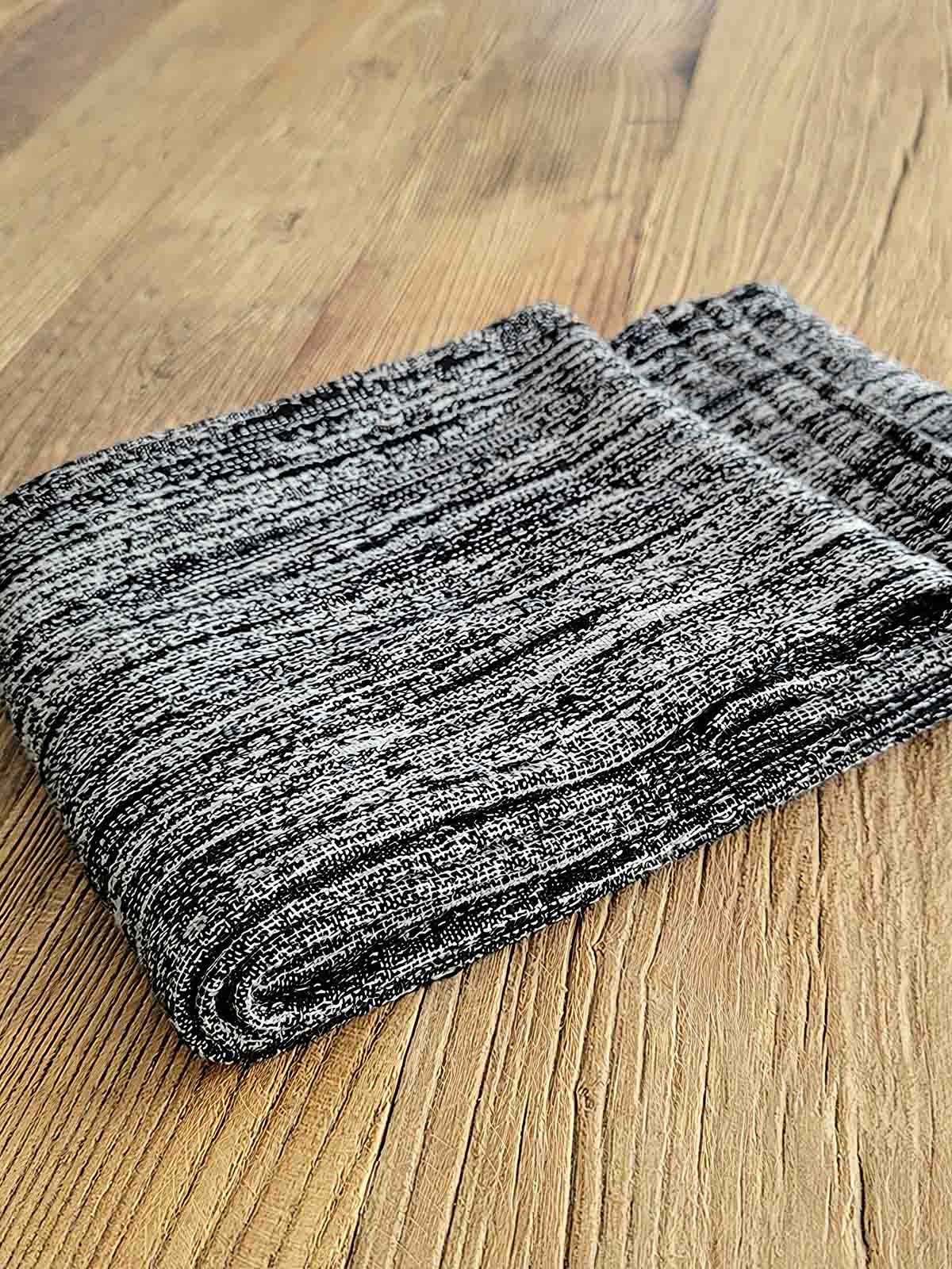 製品画像:
全体展示: 「ブルー&ホワイト織りヴィンテージ風民族風マフラー」全体の外観。ヴィンテージ感のある民族風デザインで、柔らかな素材感と色合いが特徴のマフラーです。
詳細画像:
織りデザインのアップ: マフラーのブルー&ホワイトの織り模様の詳細。民族風のパターンがしっかりと際立っており、手触りと織りのテクスチャーがわかる拡大図。