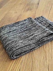 製品画像:
全体展示: 「ブルー&ホワイト織りヴィンテージ風民族風マフラー」全体の外観。ヴィンテージ感のある民族風デザインで、柔らかな素材感と色合いが特徴のマフラーです。
詳細画像:
織りデザインのアップ: マフラーのブルー&ホワイトの織り模様の詳細。民族風のパターンがしっかりと際立っており、手触りと織りのテクスチャーがわかる拡大図。