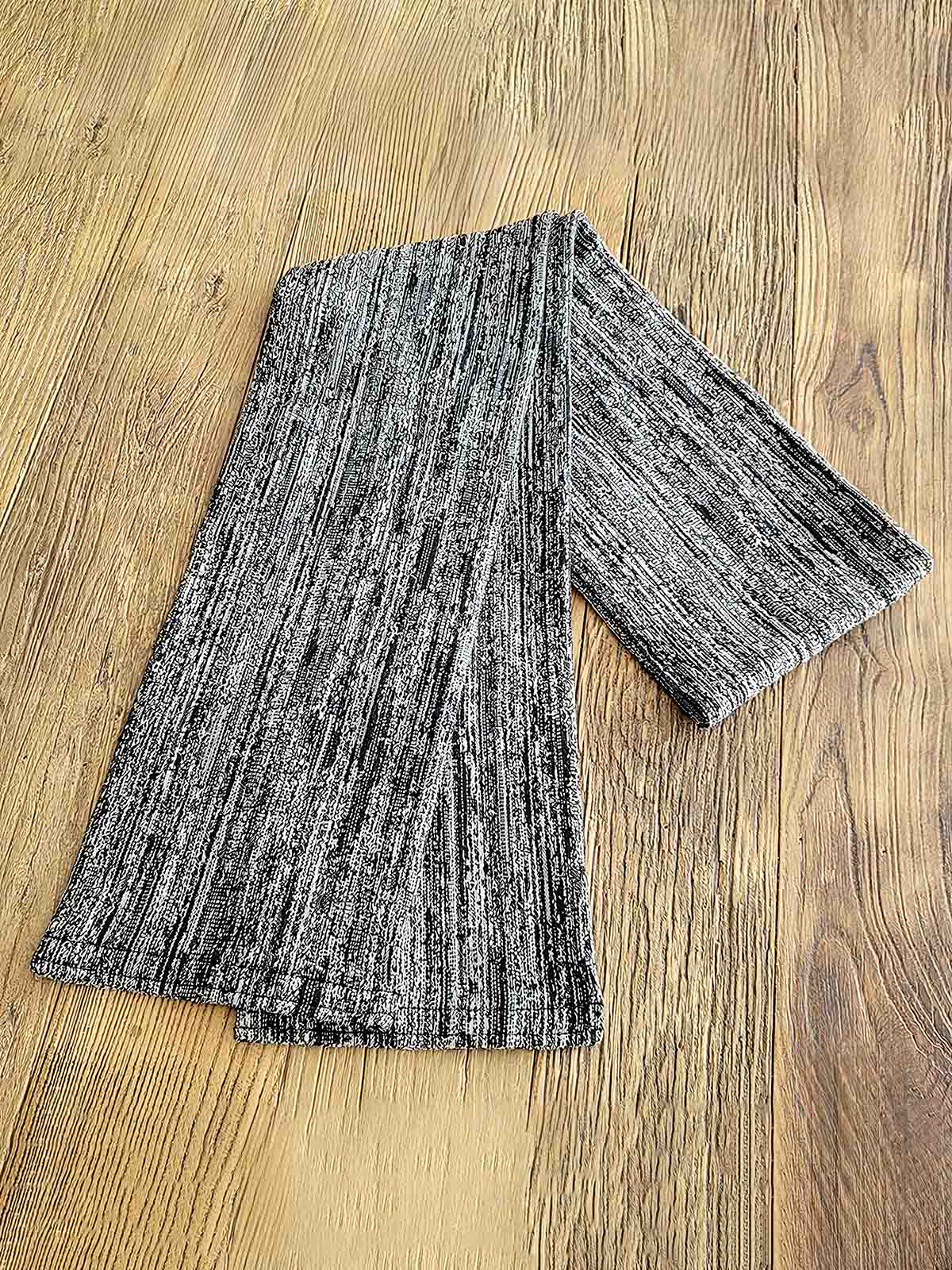 製品画像:
全体展示: 「ブルー&ホワイト織りヴィンテージ風民族風マフラー」全体の外観。ヴィンテージ感のある民族風デザインで、柔らかな素材感と色合いが特徴のマフラーです。
詳細画像:
織りデザインのアップ: マフラーのブルー&ホワイトの織り模様の詳細。民族風のパターンがしっかりと際立っており、手触りと織りのテクスチャーがわかる拡大図。