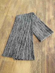 製品画像:
全体展示: 「ブルー&ホワイト織りヴィンテージ風民族風マフラー」全体の外観。ヴィンテージ感のある民族風デザインで、柔らかな素材感と色合いが特徴のマフラーです。
詳細画像:
織りデザインのアップ: マフラーのブルー&ホワイトの織り模様の詳細。民族風のパターンがしっかりと際立っており、手触りと織りのテクスチャーがわかる拡大図。