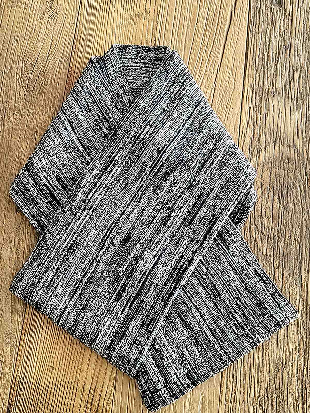 製品画像:
全体展示: 「ブルー&ホワイト織りヴィンテージ風民族風マフラー」全体の外観。ヴィンテージ感のある民族風デザインで、柔らかな素材感と色合いが特徴のマフラーです。
詳細画像:
織りデザインのアップ: マフラーのブルー&ホワイトの織り模様の詳細。民族風のパターンがしっかりと際立っており、手触りと織りのテクスチャーがわかる拡大図。