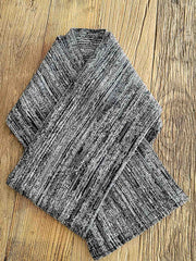 製品画像:
全体展示: 「ブルー&ホワイト織りヴィンテージ風民族風マフラー」全体の外観。ヴィンテージ感のある民族風デザインで、柔らかな素材感と色合いが特徴のマフラーです。
詳細画像:
織りデザインのアップ: マフラーのブルー&ホワイトの織り模様の詳細。民族風のパターンがしっかりと際立っており、手触りと織りのテクスチャーがわかる拡大図。