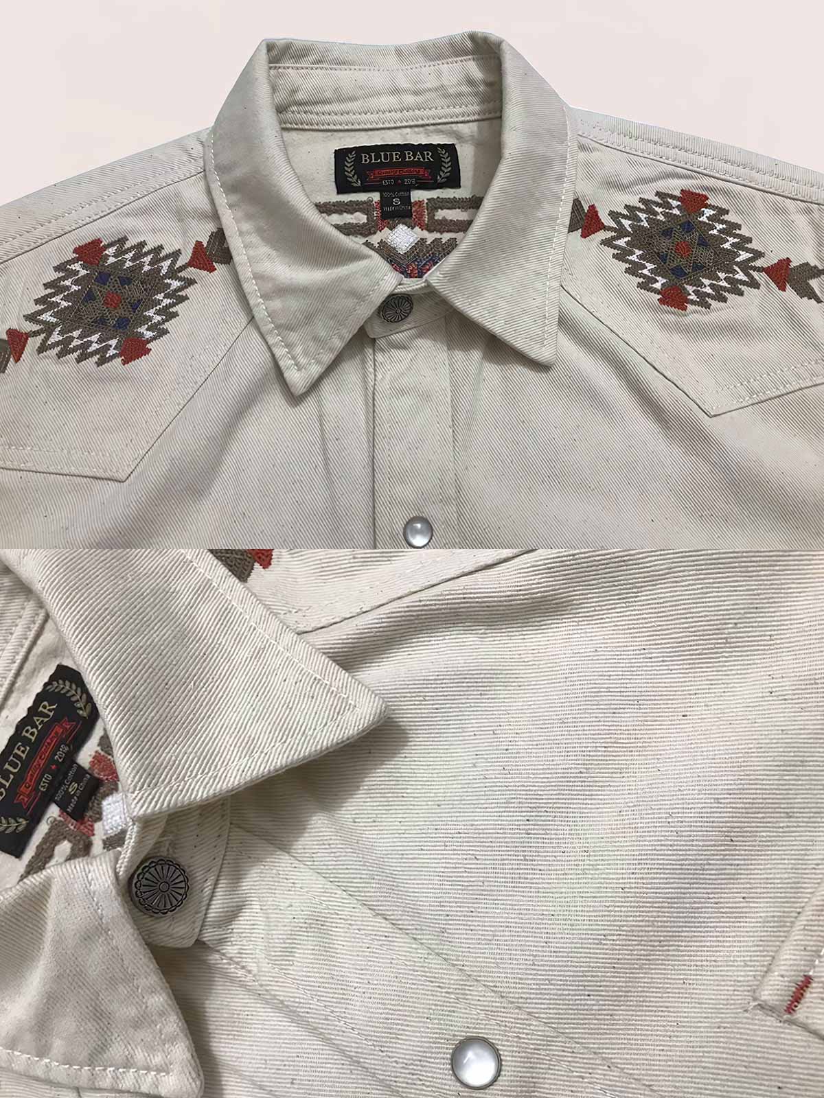 製品画像:
シャツ全体のディテールと刺繍の特写。ナバホ刺繍の細部やヴィンテージボタンが見える角度で、商品の特徴を強調。
詳細画像:
シャツの生地とテクスチャーを拡大した画像。コットンシードデニムの質感やチェーンステッチの密度、ボタンのディテールを強調。