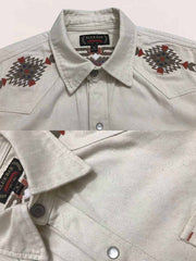 製品画像:
シャツ全体のディテールと刺繍の特写。ナバホ刺繍の細部やヴィンテージボタンが見える角度で、商品の特徴を強調。
詳細画像:
シャツの生地とテクスチャーを拡大した画像。コットンシードデニムの質感やチェーンステッチの密度、ボタンのディテールを強調。