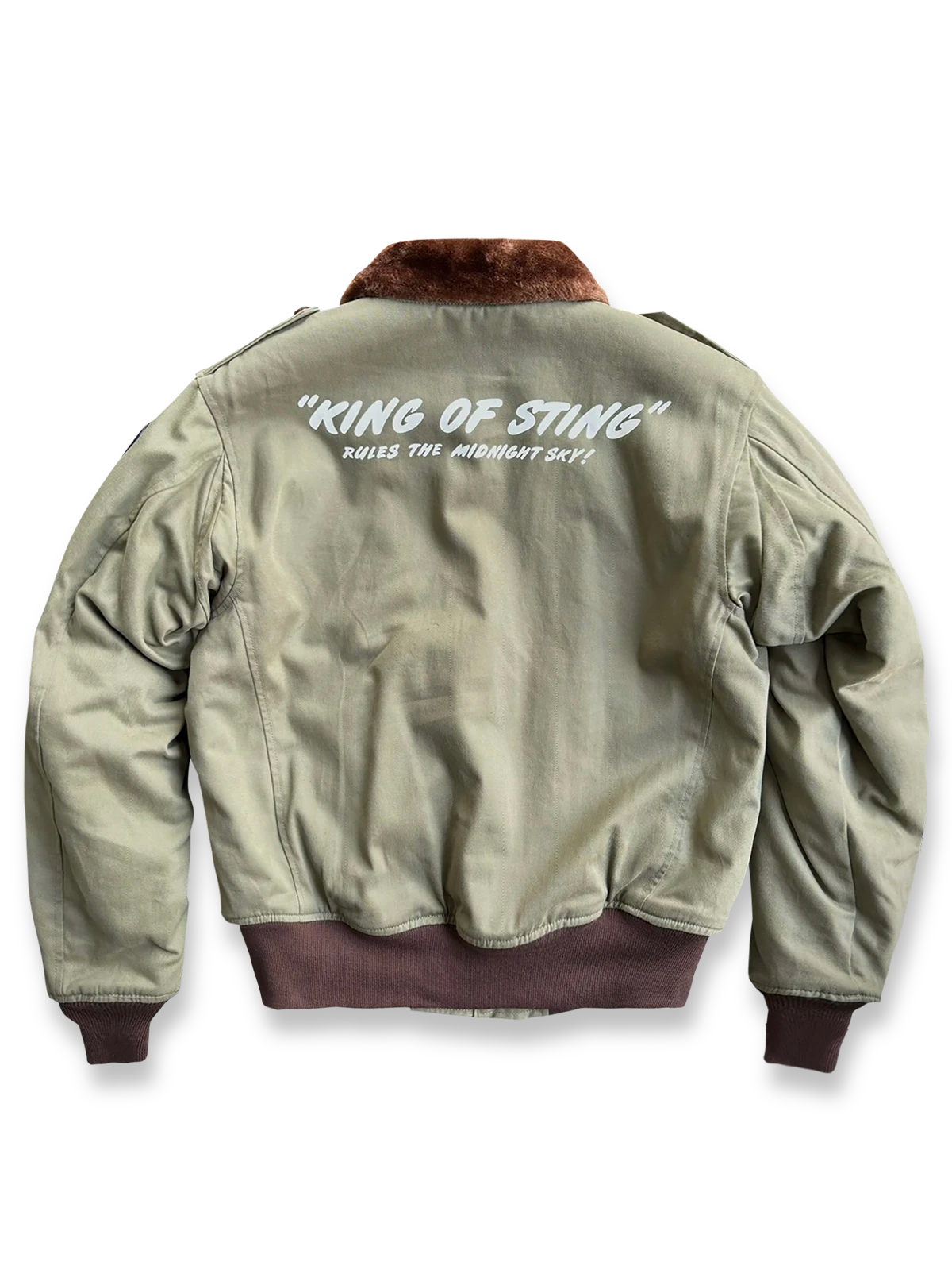 製品画像:
アメリカンヴィンテージ空軍フライトジャケット全体画像。クラシックなデザインが特徴的で、ウールライニングとコットン外層が融合し、保温性と耐久性を兼ね備えています。
詳細画像:
フライトジャケットのConmarジッパーとワッペンディテールのクローズアップ。ジャケットの高品質な縫製とヴィンテージミリタリーデザインが鮮明に映し出されています。