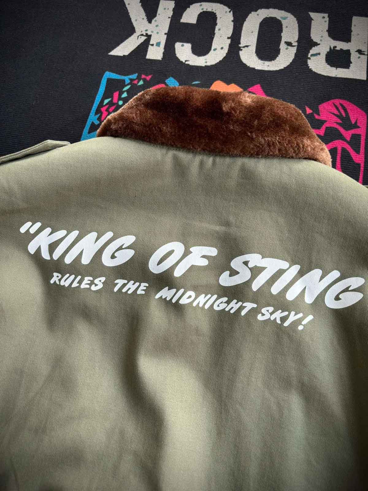 製品画像:
アメリカンヴィンテージ空軍フライトジャケット全体画像。クラシックなデザインが特徴的で、ウールライニングとコットン外層が融合し、保温性と耐久性を兼ね備えています。
詳細画像:
フライトジャケットのConmarジッパーとワッペンディテールのクローズアップ。ジャケットの高品質な縫製とヴィンテージミリタリーデザインが鮮明に映し出されています。