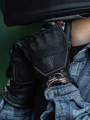 图像替代文本1:ヴィンテージ羊革バイカーズグローブ。防風、防衝撃、通気性の良いデザインで快適なライディング体験を提供。
图像替代文本2:通気性を高めるメタル通気孔が特徴的なヴィンテージ羊革バイカーズグローブ。