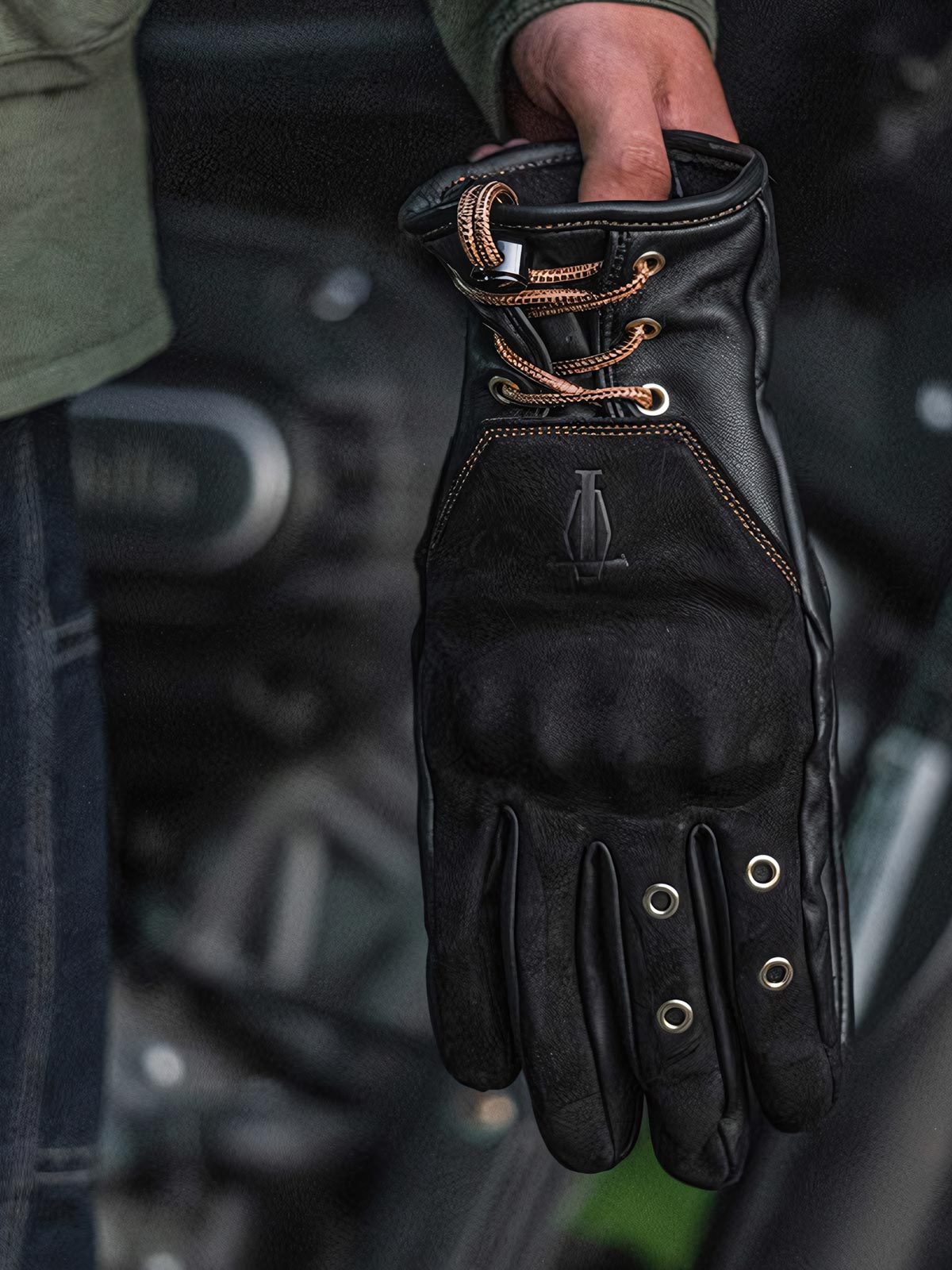 图像替代文本2:通気性を高めるメタル通気孔が特徴的なヴィンテージ羊革バイカーズグローブ。
图像替代文本3:調整可能なストラップ付きの羊革バイカーズグローブ、ライディングに最適。