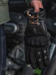 图像替代文本2:通気性を高めるメタル通気孔が特徴的なヴィンテージ羊革バイカーズグローブ。
图像替代文本3:調整可能なストラップ付きの羊革バイカーズグローブ、ライディングに最適。