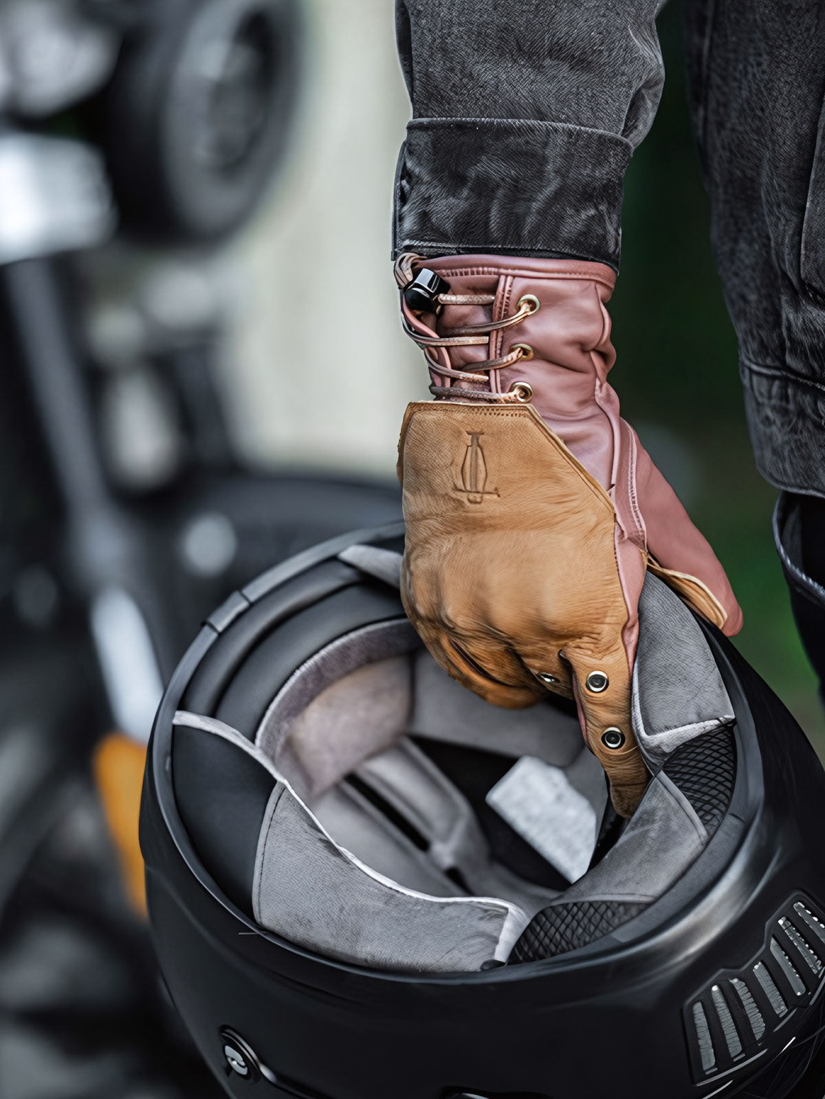 图像替代文本2:通気性を高めるメタル通気孔が特徴的なヴィンテージ羊革バイカーズグローブ。
图像替代文本3:調整可能なストラップ付きの羊革バイカーズグローブ、ライディングに最適。
