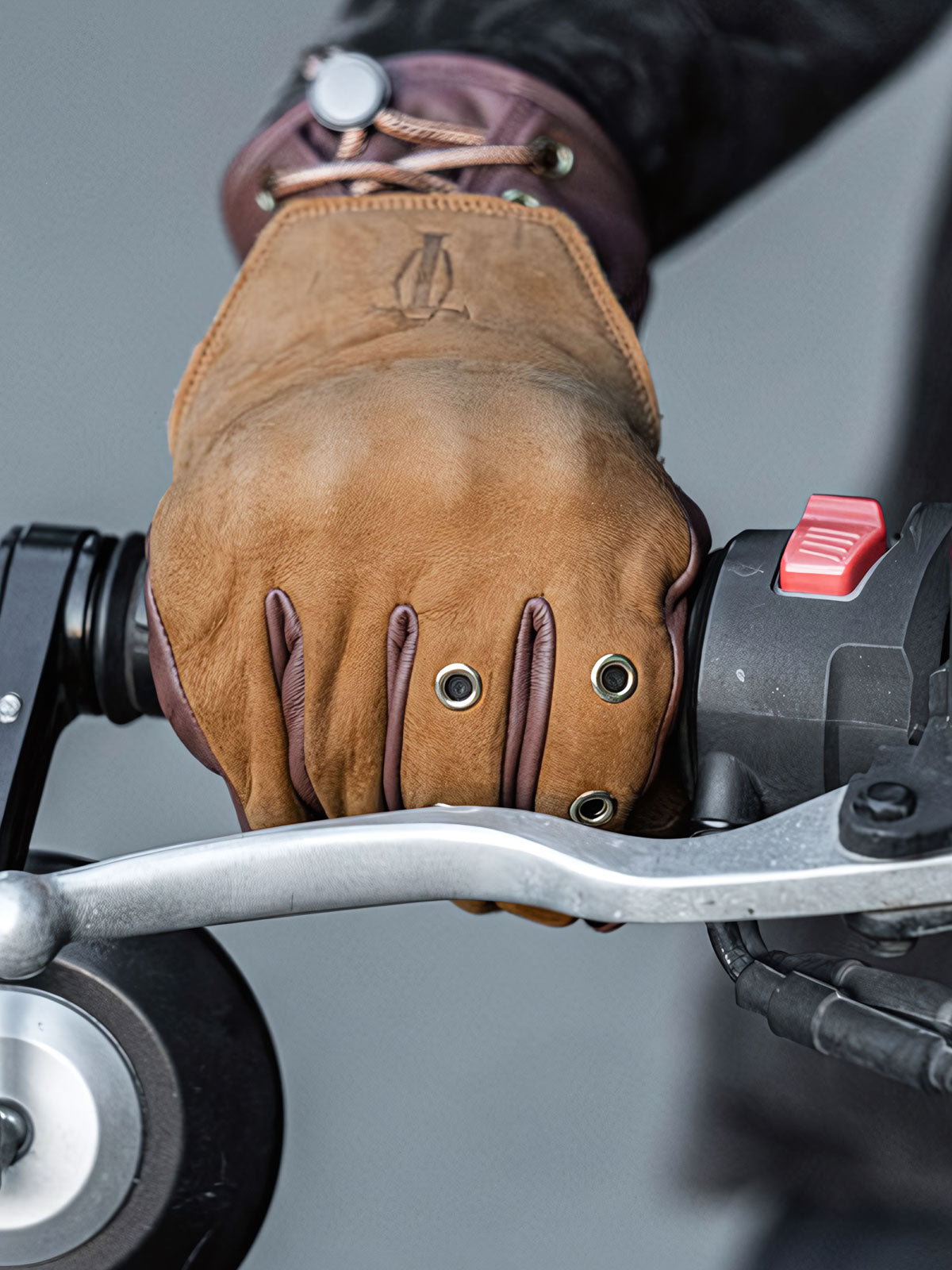 图像替代文本2:通気性を高めるメタル通気孔が特徴的なヴィンテージ羊革バイカーズグローブ。
图像替代文本3:調整可能なストラップ付きの羊革バイカーズグローブ、ライディングに最適。