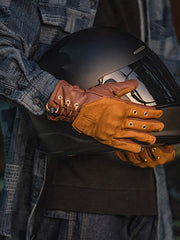 图像替代文本2:通気性を高めるメタル通気孔が特徴的なヴィンテージ羊革バイカーズグローブ。
图像替代文本3:調整可能なストラップ付きの羊革バイカーズグローブ、ライディングに最適。