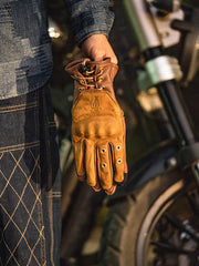 图像替代文本2:通気性を高めるメタル通気孔が特徴的なヴィンテージ羊革バイカーズグローブ。
图像替代文本3:調整可能なストラップ付きの羊革バイカーズグローブ、ライディングに最適。