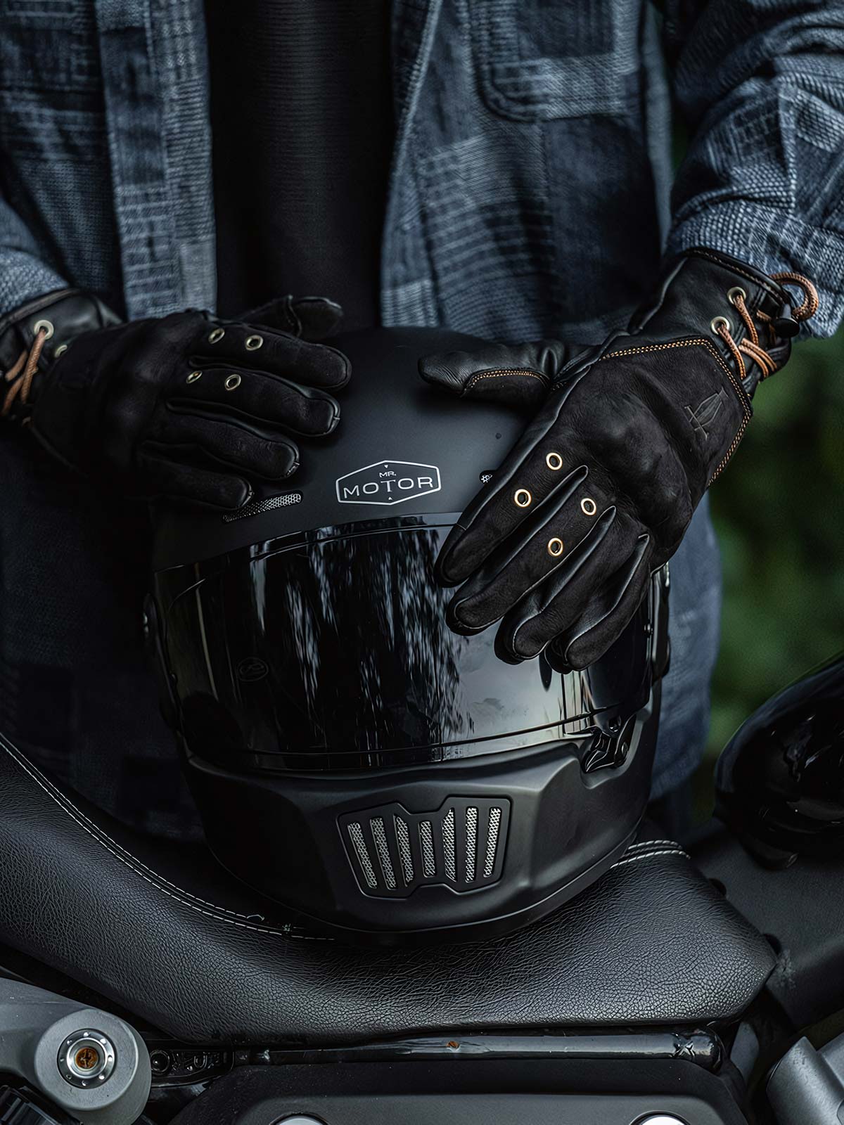 图像替代文本2:通気性を高めるメタル通気孔が特徴的なヴィンテージ羊革バイカーズグローブ。
图像替代文本3:調整可能なストラップ付きの羊革バイカーズグローブ、ライディングに最適。