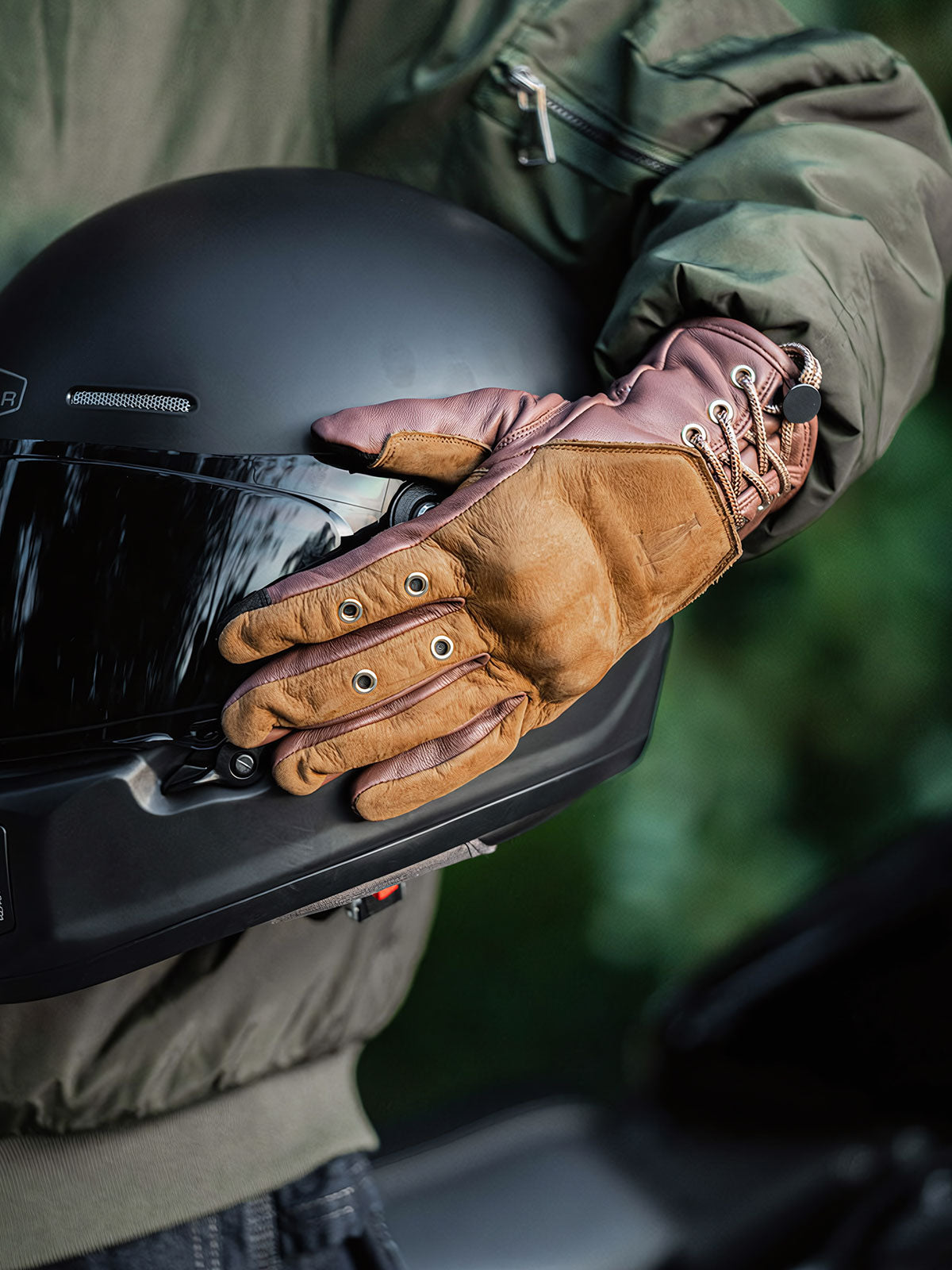 图像替代文本2:通気性を高めるメタル通気孔が特徴的なヴィンテージ羊革バイカーズグローブ。
图像替代文本3:調整可能なストラップ付きの羊革バイカーズグローブ、ライディングに最適。