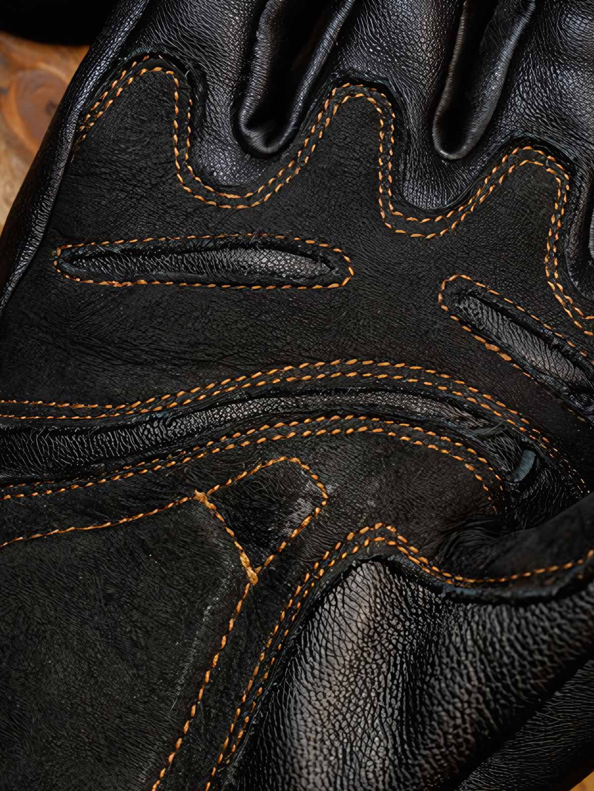 图像替代文本1:ヴィンテージ羊革バイカーズグローブ。防風、防衝撃、通気性の良いデザインで快適なライディング体験を提供。
图像替代文本2:通気性を高めるメタル通気孔が特徴的なヴィンテージ羊革バイカーズグローブ。