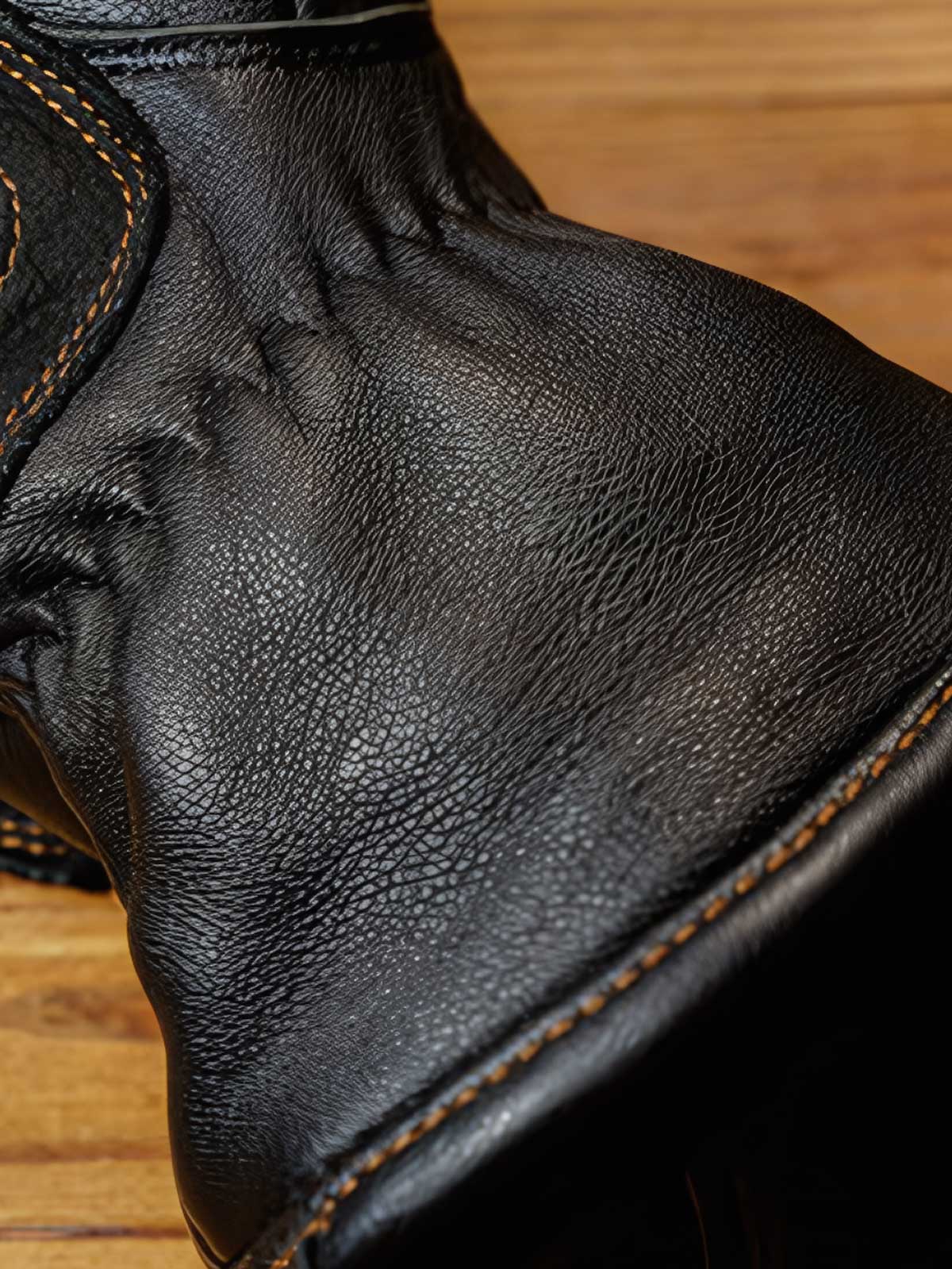 图像替代文本1:ヴィンテージ羊革バイカーズグローブ。防風、防衝撃、通気性の良いデザインで快適なライディング体験を提供。
图像替代文本2:通気性を高めるメタル通気孔が特徴的なヴィンテージ羊革バイカーズグローブ。