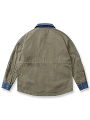 製品画像:
マルチ素材パッチワークデニムジャケットの全体画像。ミリタリーグリーンとデニム素材のパッチワークが特徴的で、ウォッシュ加工によりヴィンテージ感とトレンド感を兼ね備えています。
詳細画像:
ジャケットのパッチワークデザイン、ウォッシュ加工によるユーズド感、ディテールにこだわったボタンとジッパー部分。