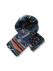 製品画像: ヴィンテージ風ウォッシュ加工厚手ニットマフラーを正面から撮影した画像。マフラーのテクスチャーやウォッシュ加工のディテールが鮮明に見えるように、素材感を強調したアングルで撮影。
詳細画像: マフラーの部分ごとにクローズアップした画像。特に、ダウン入りバージョンとコットン入りバージョンの違いや、開口部のディテールを強調した画像を撮影。マフラーの質感、縫製、仕上げ部分を鮮明に見せる。