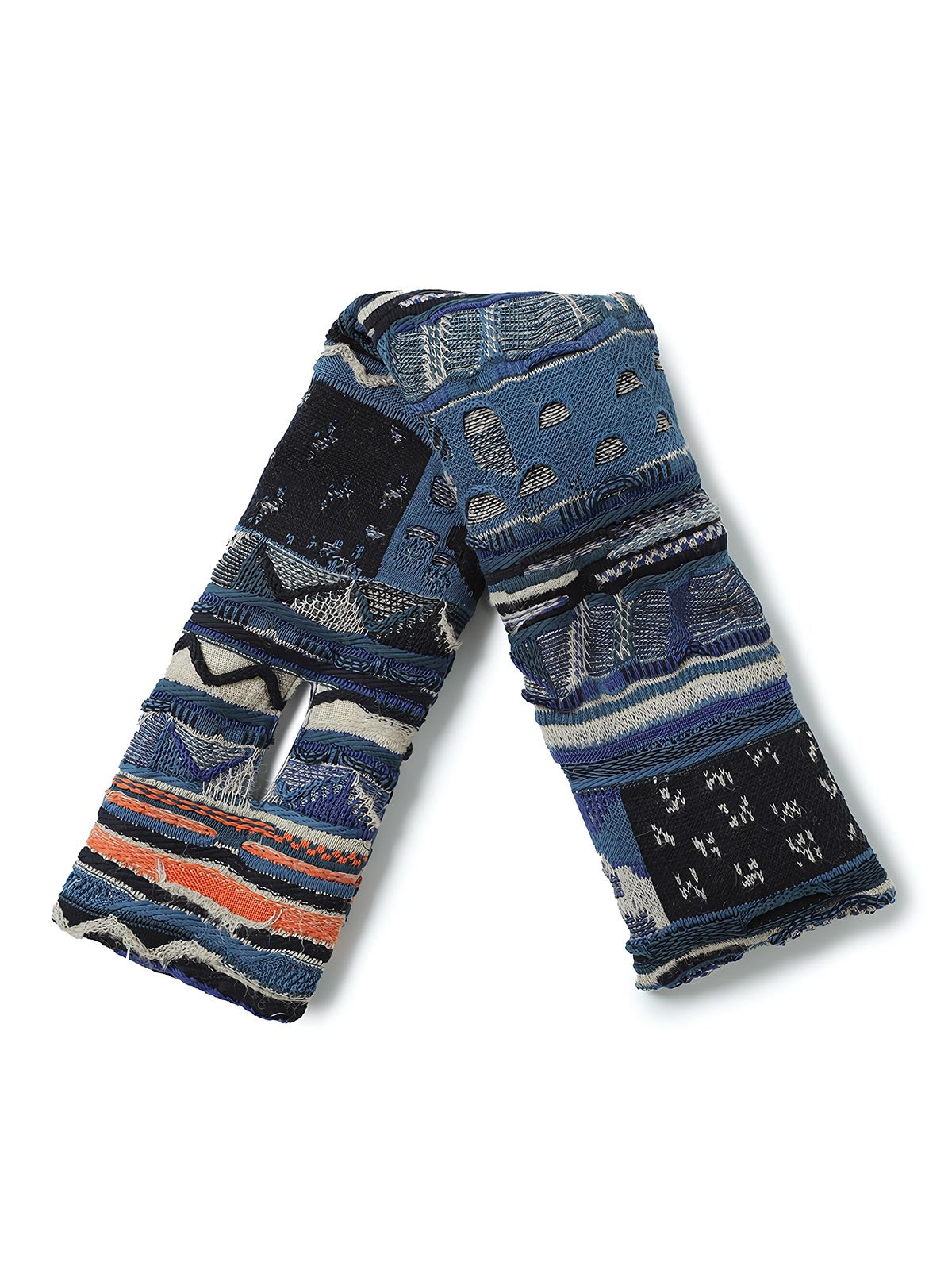 製品画像: ヴィンテージ風ウォッシュ加工厚手ニットマフラーを正面から撮影した画像。マフラーのテクスチャーやウォッシュ加工のディテールが鮮明に見えるように、素材感を強調したアングルで撮影。
詳細画像: マフラーの部分ごとにクローズアップした画像。特に、ダウン入りバージョンとコットン入りバージョンの違いや、開口部のディテールを強調した画像を撮影。マフラーの質感、縫製、仕上げ部分を鮮明に見せる。