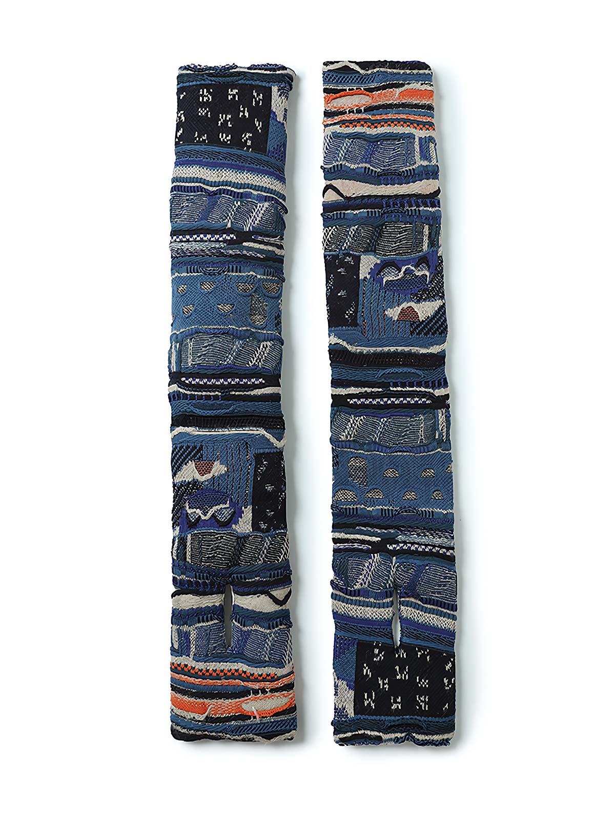 製品画像: ヴィンテージ風ウォッシュ加工厚手ニットマフラーを正面から撮影した画像。マフラーのテクスチャーやウォッシュ加工のディテールが鮮明に見えるように、素材感を強調したアングルで撮影。
詳細画像: マフラーの部分ごとにクローズアップした画像。特に、ダウン入りバージョンとコットン入りバージョンの違いや、開口部のディテールを強調した画像を撮影。マフラーの質感、縫製、仕上げ部分を鮮明に見せる。