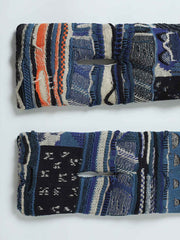 製品画像: ヴィンテージ風ウォッシュ加工厚手ニットマフラーを正面から撮影した画像。マフラーのテクスチャーやウォッシュ加工のディテールが鮮明に見えるように、素材感を強調したアングルで撮影。
詳細画像: マフラーの部分ごとにクローズアップした画像。特に、ダウン入りバージョンとコットン入りバージョンの違いや、開口部のディテールを強調した画像を撮影。マフラーの質感、縫製、仕上げ部分を鮮明に見せる。