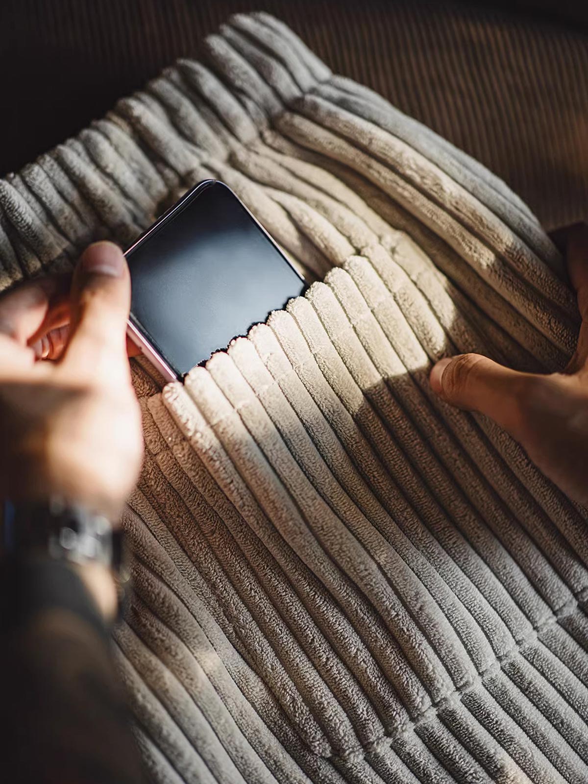 製品画像(Product Image):
ヴィンテージ風コーデュロイボタン付きストレートスウェットパンツの全体像。2.5ピッチの太畝コーデュロイ素材が映える、ファッション性と機能性を兼ね備えたデザイン。
詳細画像(Detail Image):
サイドのボタンデザイン、ウエスト部分、コーデュロイ素材の質感をクローズアップした画像。ボタンの開閉や生地の触感が伝わるようなディテールが特徴。