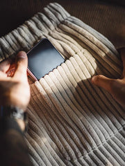 製品画像(Product Image):
ヴィンテージ風コーデュロイボタン付きストレートスウェットパンツの全体像。2.5ピッチの太畝コーデュロイ素材が映える、ファッション性と機能性を兼ね備えたデザイン。
詳細画像(Detail Image):
サイドのボタンデザイン、ウエスト部分、コーデュロイ素材の質感をクローズアップした画像。ボタンの開閉や生地の触感が伝わるようなディテールが特徴。