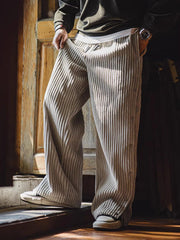 詳細画像(Detail Image):
サイドのボタンデザイン、ウエスト部分、コーデュロイ素材の質感をクローズアップした画像。ボタンの開閉や生地の触感が伝わるようなディテールが特徴。
モデル画像(Model Image):
実際に着用したモデルが、ヴィンテージ風コーデュロイボタン付きストレートスウェットパンツをスタイリッシュに着こなしているシーン。シルエットやフィット感が分かるように工夫された着用写真。