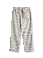 製品画像(Product Image):
ヴィンテージ風コーデュロイボタン付きストレートスウェットパンツの全体像。2.5ピッチの太畝コーデュロイ素材が映える、ファッション性と機能性を兼ね備えたデザイン。
詳細画像(Detail Image):
サイドのボタンデザイン、ウエスト部分、コーデュロイ素材の質感をクローズアップした画像。ボタンの開閉や生地の触感が伝わるようなディテールが特徴。