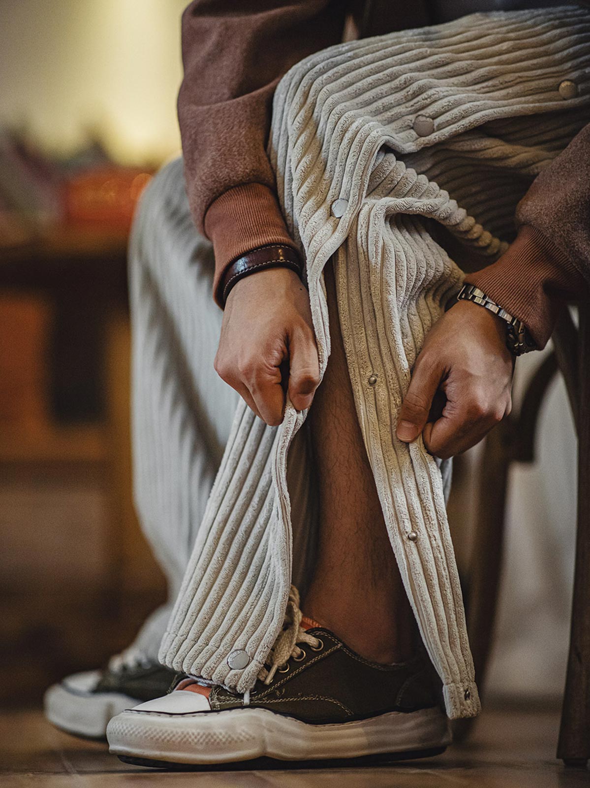 製品画像(Product Image):
ヴィンテージ風コーデュロイボタン付きストレートスウェットパンツの全体像。2.5ピッチの太畝コーデュロイ素材が映える、ファッション性と機能性を兼ね備えたデザイン。
詳細画像(Detail Image):
サイドのボタンデザイン、ウエスト部分、コーデュロイ素材の質感をクローズアップした画像。ボタンの開閉や生地の触感が伝わるようなディテールが特徴。