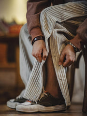 製品画像(Product Image):
ヴィンテージ風コーデュロイボタン付きストレートスウェットパンツの全体像。2.5ピッチの太畝コーデュロイ素材が映える、ファッション性と機能性を兼ね備えたデザイン。
詳細画像(Detail Image):
サイドのボタンデザイン、ウエスト部分、コーデュロイ素材の質感をクローズアップした画像。ボタンの開閉や生地の触感が伝わるようなディテールが特徴。