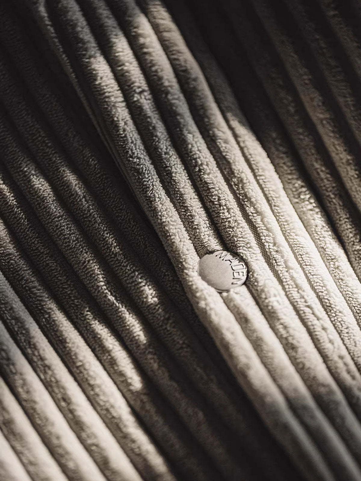 製品画像(Product Image):
ヴィンテージ風コーデュロイボタン付きストレートスウェットパンツの全体像。2.5ピッチの太畝コーデュロイ素材が映える、ファッション性と機能性を兼ね備えたデザイン。
詳細画像(Detail Image):
サイドのボタンデザイン、ウエスト部分、コーデュロイ素材の質感をクローズアップした画像。ボタンの開閉や生地の触感が伝わるようなディテールが特徴。