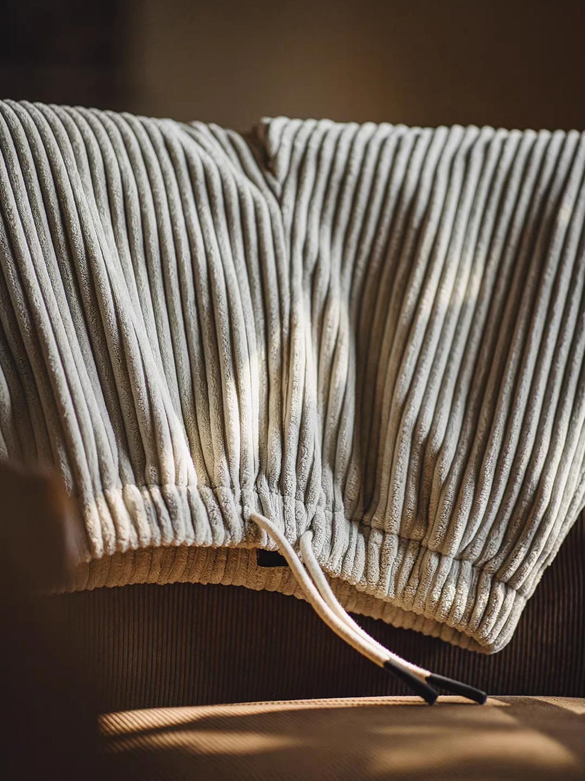 製品画像(Product Image):
ヴィンテージ風コーデュロイボタン付きストレートスウェットパンツの全体像。2.5ピッチの太畝コーデュロイ素材が映える、ファッション性と機能性を兼ね備えたデザイン。
詳細画像(Detail Image):
サイドのボタンデザイン、ウエスト部分、コーデュロイ素材の質感をクローズアップした画像。ボタンの開閉や生地の触感が伝わるようなディテールが特徴。