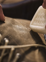 製品画像: ヴィンテージ風大航海時代オイルワックスキャンバス ワークブーツの全体イメージ。オイルワックス仕上げの厚手キャンバスとフルグレインレザーの裏地が、耐久性と個性を兼ね備えたデザイン。
詳細画像: オイルワックスキャンバス生地とフルグレインレザーのディテールが強調されたワークブーツ。引き裂き防止と撥水性のあるコーティングが施されているため、長年使用可能な堅牢な構造。