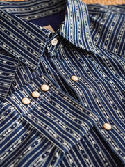 製品画像:Wabashプリントデニムシャツの全体展示。部分的に染料が取り除かれたユニークな白いプリントが施され、9オンスのコットンデニム素材が特徴的です。
詳細画像:Wabashプリントのディテールと、染料を取り除いた部分がはっきりとわかるテクスチャーが映し出されています。