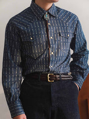 詳細画像:Wabashプリントのディテールと、染料を取り除いた部分がはっきりとわかるテクスチャーが映し出されています。
モデル画像:シャツを着用したモデルが、独特のWabashプリントとデニムの質感を際立たせています。