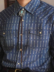 製品画像:Wabashプリントデニムシャツの全体展示。部分的に染料が取り除かれたユニークな白いプリントが施され、9オンスのコットンデニム素材が特徴的です。
詳細画像:Wabashプリントのディテールと、染料を取り除いた部分がはっきりとわかるテクスチャーが映し出されています。