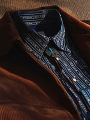 製品画像:Wabashプリントデニムシャツの全体展示。部分的に染料が取り除かれたユニークな白いプリントが施され、9オンスのコットンデニム素材が特徴的です。
詳細画像:Wabashプリントのディテールと、染料を取り除いた部分がはっきりとわかるテクスチャーが映し出されています。