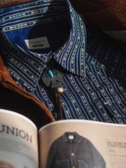 製品画像:Wabashプリントデニムシャツの全体展示。部分的に染料が取り除かれたユニークな白いプリントが施され、9オンスのコットンデニム素材が特徴的です。
詳細画像:Wabashプリントのディテールと、染料を取り除いた部分がはっきりとわかるテクスチャーが映し出されています。