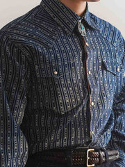 詳細画像:Wabashプリントのディテールと、染料を取り除いた部分がはっきりとわかるテクスチャーが映し出されています。
モデル画像:シャツを着用したモデルが、独特のWabashプリントとデニムの質感を際立たせています。