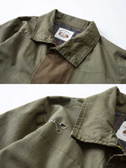 製品画像: マルチ素材のパッチワークワークジャケットの全体展示。個性的な解構デザインとスタンドカラーが特徴で、耐久性とスタイルを兼ね備えたヴィンテージ風ジャケット。
詳細画像: ジャケットのパッチワークと解構デザインのディテール。多素材のコンビネーションと精巧な仕上げが施され、トレンドを意識したワークスタイルを表現。