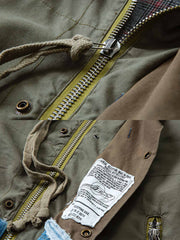 製品画像: マルチ素材のパッチワークワークジャケットの全体展示。個性的な解構デザインとスタンドカラーが特徴で、耐久性とスタイルを兼ね備えたヴィンテージ風ジャケット。
詳細画像: ジャケットのパッチワークと解構デザインのディテール。多素材のコンビネーションと精巧な仕上げが施され、トレンドを意識したワークスタイルを表現。