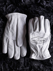 製品画像: ヴィンテージ風の磨き上げフルグレインレザーグローブの全体展示。優れた保温性と耐久性を持ち、アウトドアに最適なスタイル。
詳細画像: グローブのフルグレインレザーの質感とディテールが確認できる画像。ヴィンテージ感を持たせた加工が施され、長時間の使用でも快適な柔軟性を保持。