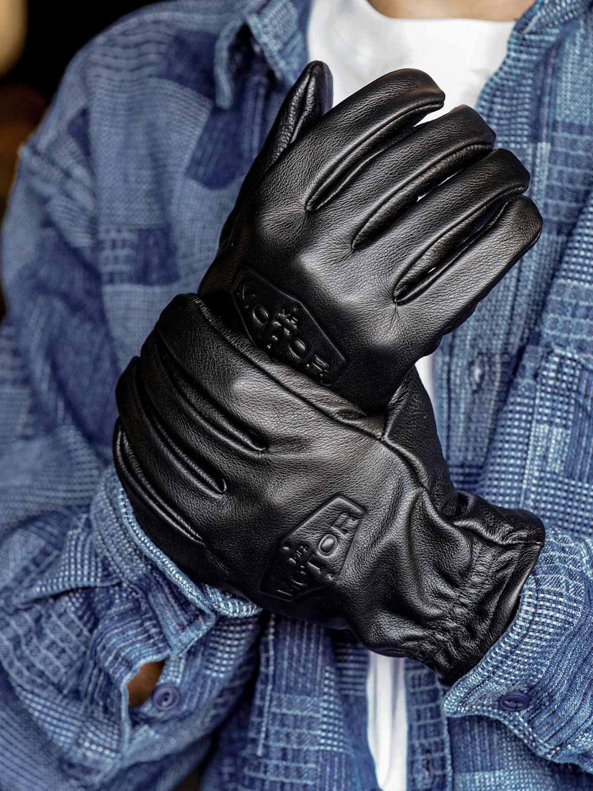 製品画像: ヴィンテージ風の磨き上げフルグレインレザーグローブの全体展示。優れた保温性と耐久性を持ち、アウトドアに最適なスタイル。
詳細画像: グローブのフルグレインレザーの質感とディテールが確認できる画像。ヴィンテージ感を持たせた加工が施され、長時間の使用でも快適な柔軟性を保持。