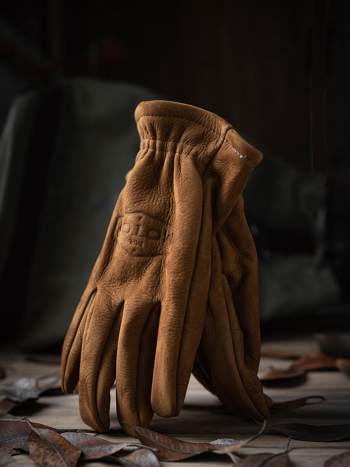 製品画像: ヴィンテージ風の磨き上げフルグレインレザーグローブの全体展示。優れた保温性と耐久性を持ち、アウトドアに最適なスタイル。
詳細画像: グローブのフルグレインレザーの質感とディテールが確認できる画像。ヴィンテージ感を持たせた加工が施され、長時間の使用でも快適な柔軟性を保持。