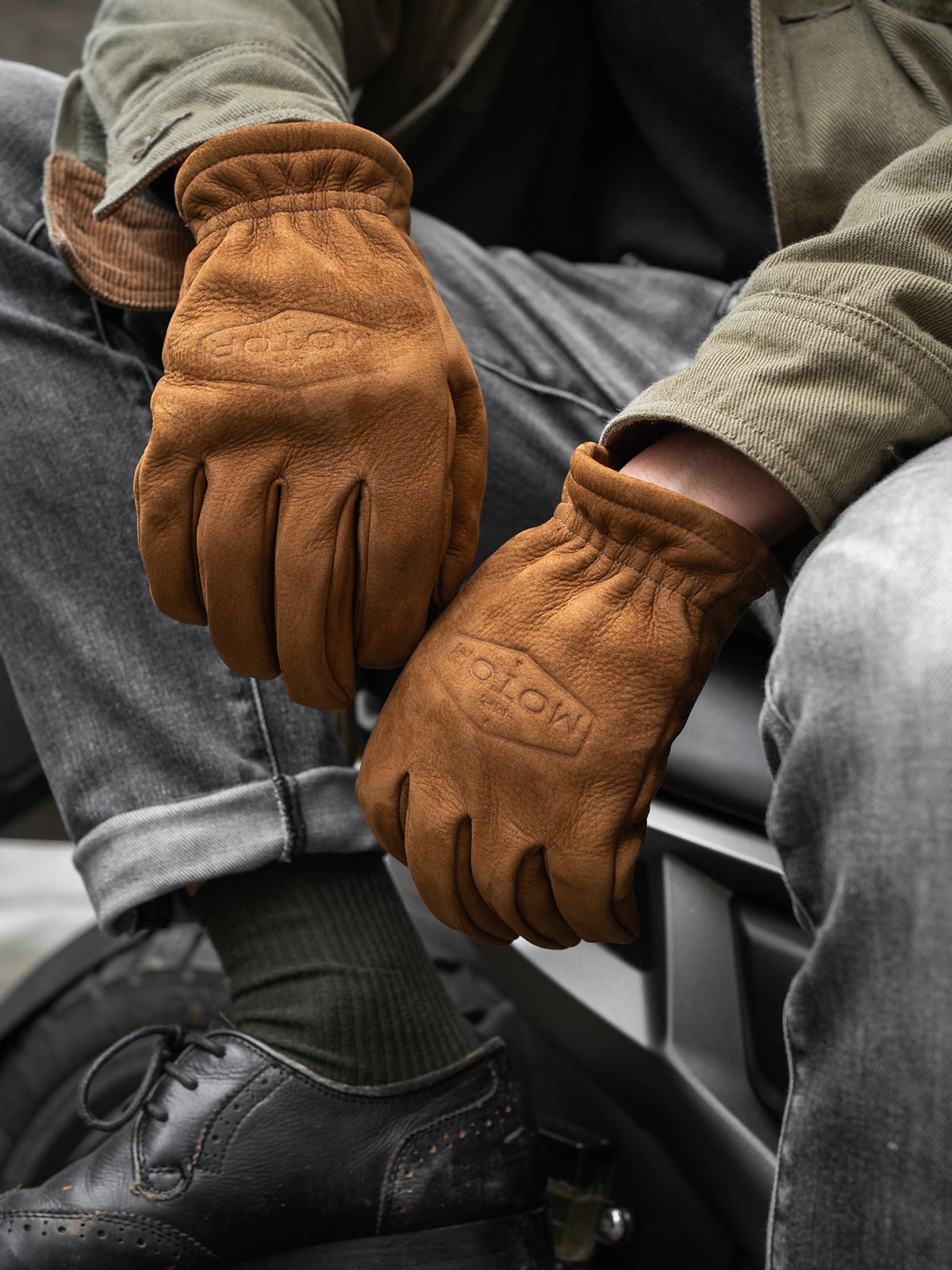 製品画像: ヴィンテージ風の磨き上げフルグレインレザーグローブの全体展示。優れた保温性と耐久性を持ち、アウトドアに最適なスタイル。
詳細画像: グローブのフルグレインレザーの質感とディテールが確認できる画像。ヴィンテージ感を持たせた加工が施され、長時間の使用でも快適な柔軟性を保持。