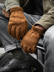 製品画像: ヴィンテージ風の磨き上げフルグレインレザーグローブの全体展示。優れた保温性と耐久性を持ち、アウトドアに最適なスタイル。
詳細画像: グローブのフルグレインレザーの質感とディテールが確認できる画像。ヴィンテージ感を持たせた加工が施され、長時間の使用でも快適な柔軟性を保持。